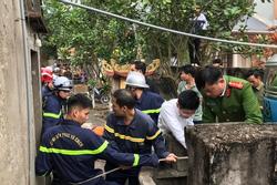 Cứu người đàn ông rơi xuống giếng sâu 25 m ở Hà Nội