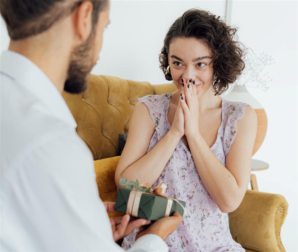 Ngày Valentine 14/2: Ai tặng quà cho ai?-1