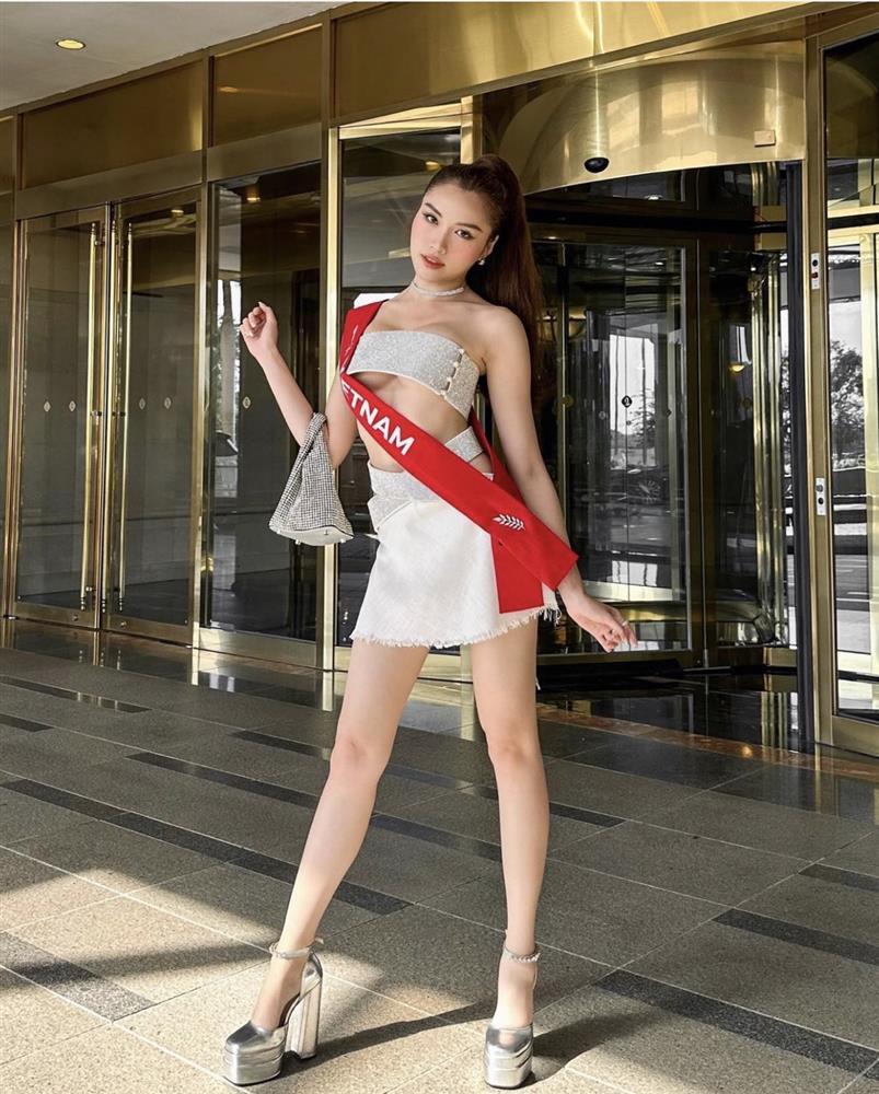 Ngọc Trinh, Thanh Thanh Huyền gây sốc với áo 10cm-3