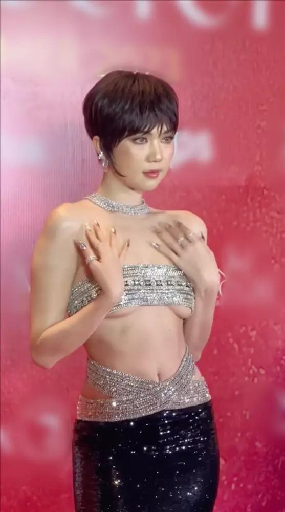 Ngọc Trinh, Thanh Thanh Huyền gây sốc với áo 10cm-7