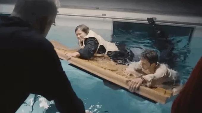 Nữ diễn viên Kate Winslet có khỏa thân trong cảnh phim này không?-6