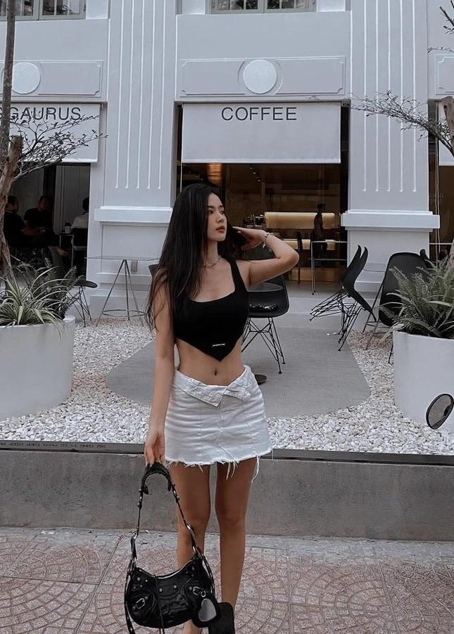 Choáng váng trước những bộ đồ trống trên hở dưới của Midu-1