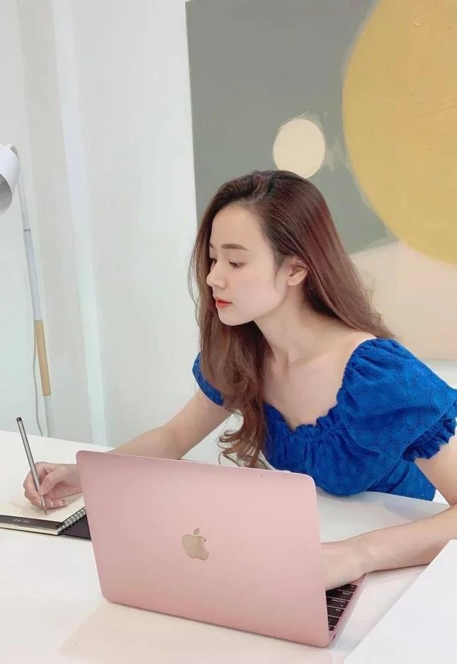 Choáng váng trước những bộ đồ trống trên hở dưới của Midu-8