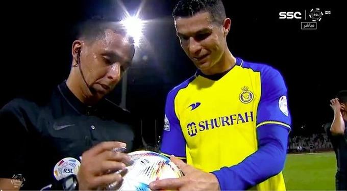 Hành động lạ của C.Ronaldo với trọng tài nổ ra tranh cãi lớn-2