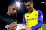 Hành động lạ của C.Ronaldo với trọng tài nổ ra tranh cãi lớn