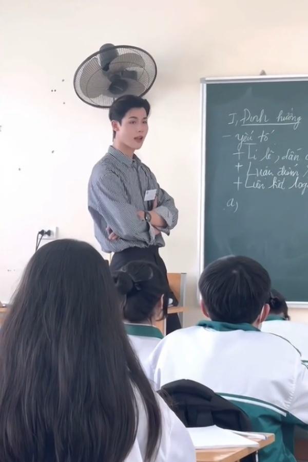 Bất ngờ profile thầy giáo soái ca đang nổi đình đám trên MXH-3