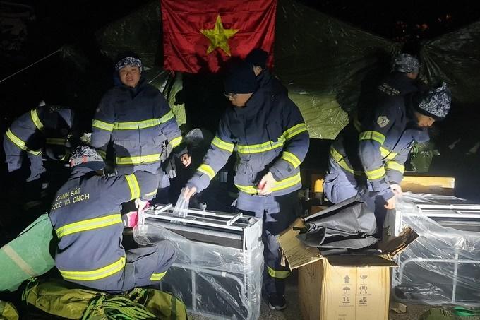 Công an Việt Nam xuyên đêm tìm nạn nhân trong giá lạnh -6 độ C-2