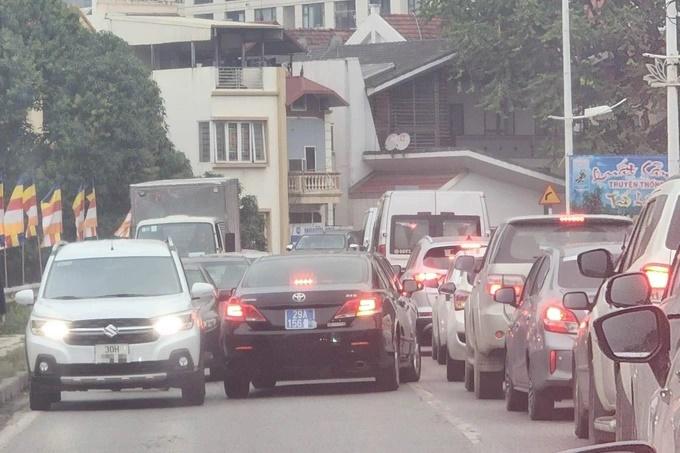 Triệu tập tài xế xe biển xanh bon chen trên phố Hà Nội-1