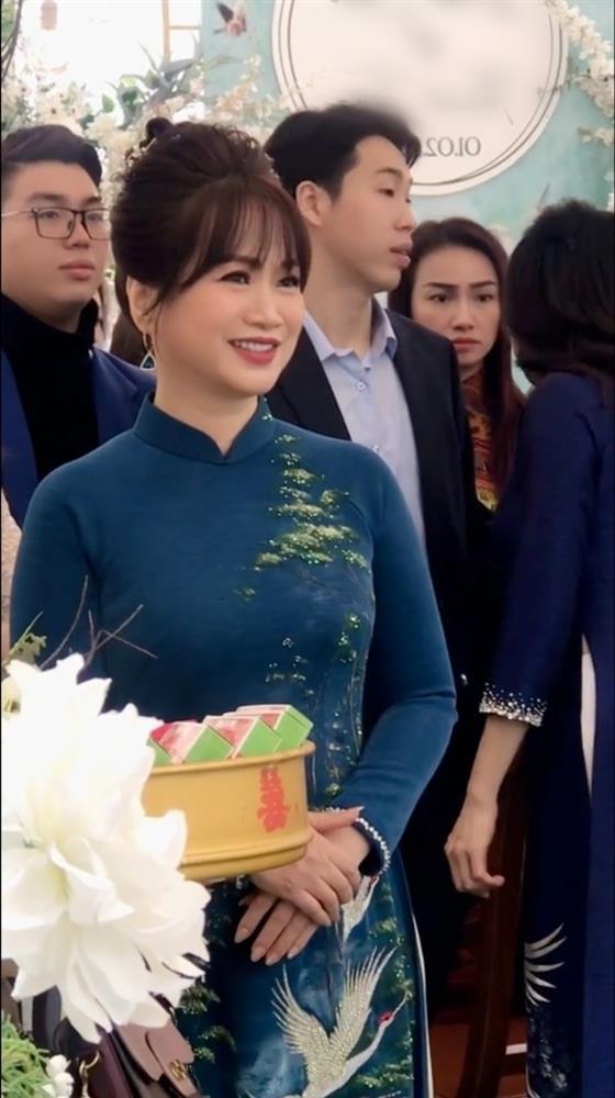 Phát sốt bà mẹ quá trẻ đẹp, chiếm sóng đám cưới con trai-2