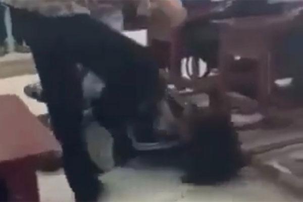 Nữ sinh lớp 10 bị đánh hội đồng, bạn học đứng cổ vũ và quay clip-1