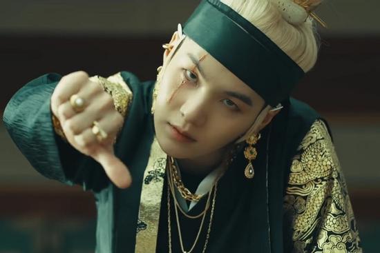 Suga 'xin lỗi' vì BTS giúp nâng cao tiêu chuẩn ở Kpop