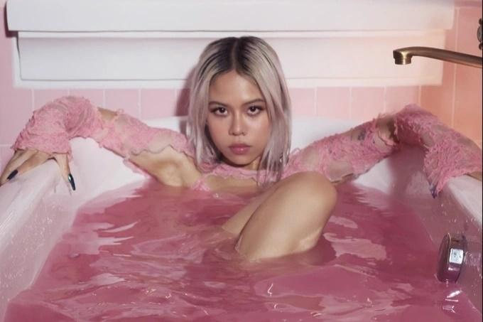 MV của Tlinh gây tranh cãi: Hình ảnh bạo, ca từ không cảm xúc?-1