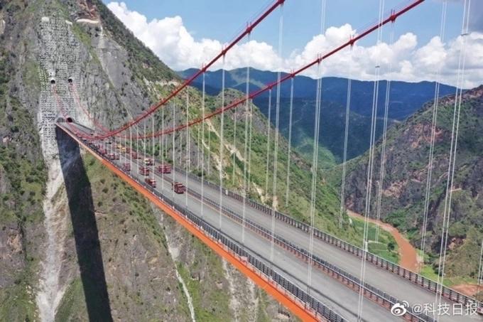 Cầu treo xuyên núi cao nhất thế giới giúp thời gian di chuyển còn 1 phút-1