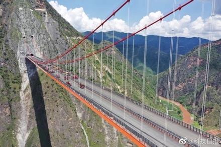 Cầu treo xuyên núi cao nhất thế giới giúp thời gian di chuyển còn 1 phút