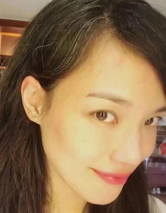 Thư Kỳ tóc bạc trắng, xuất hiện khó nhận ra-2