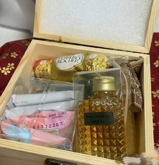 Tranh cãi hộp quà rẻ tiền Hồ Ca tặng bạn bè sau kết hôn-3