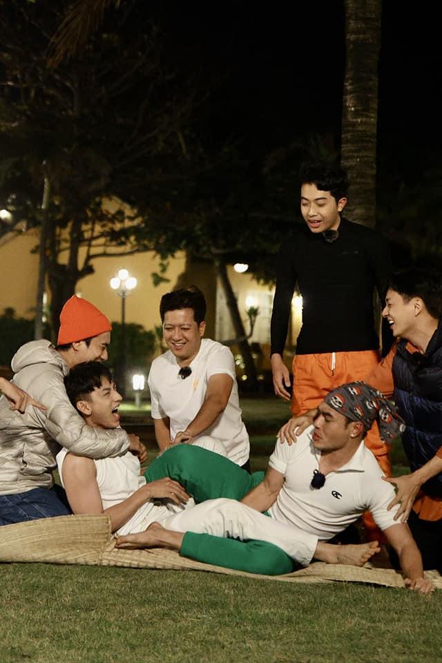 Isaac xả ảnh tình tứ nam nhi, khiêu khích Lê Dương Bảo Lâm-8