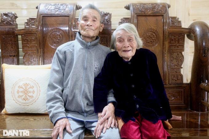Chuyện tình của cặp đôi ở tuổi xưa nay hiếm, 95 tuổi vẫn ghen chồng-1