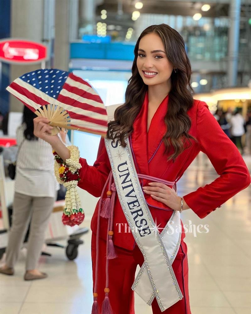 Miss Universe 2022 và Á hậu 2 lộng lẫy, Top 5 xuề xòa ở sân bay-1