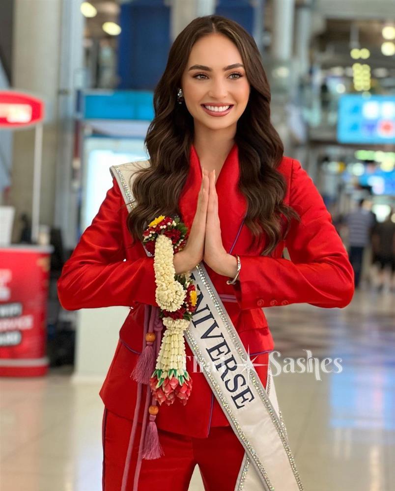 Miss Universe 2022 và Á hậu 2 lộng lẫy, Top 5 xuề xòa ở sân bay-2