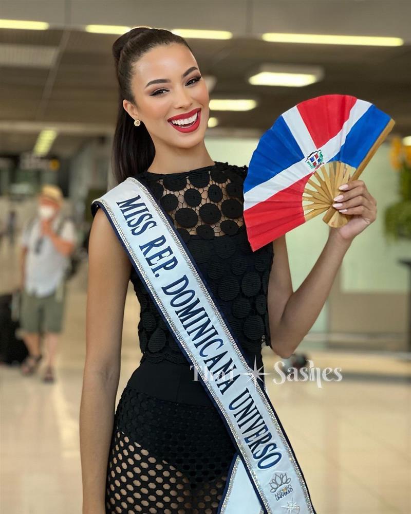 Miss Universe 2022 và Á hậu 2 lộng lẫy, Top 5 xuề xòa ở sân bay-3