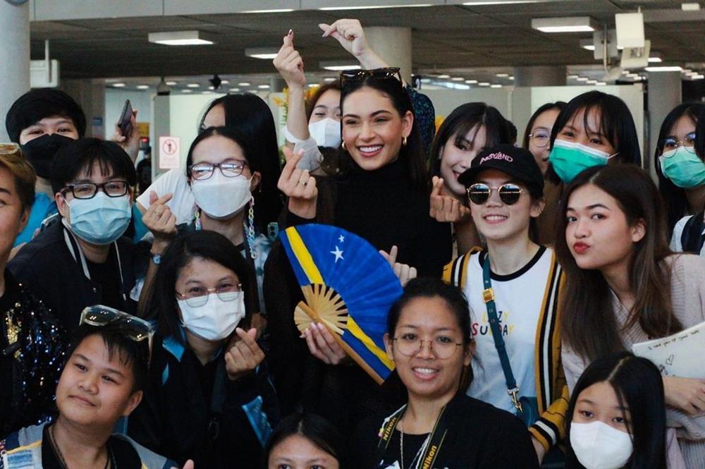Miss Universe 2022 và Á hậu 2 lộng lẫy, Top 5 xuề xòa ở sân bay-6
