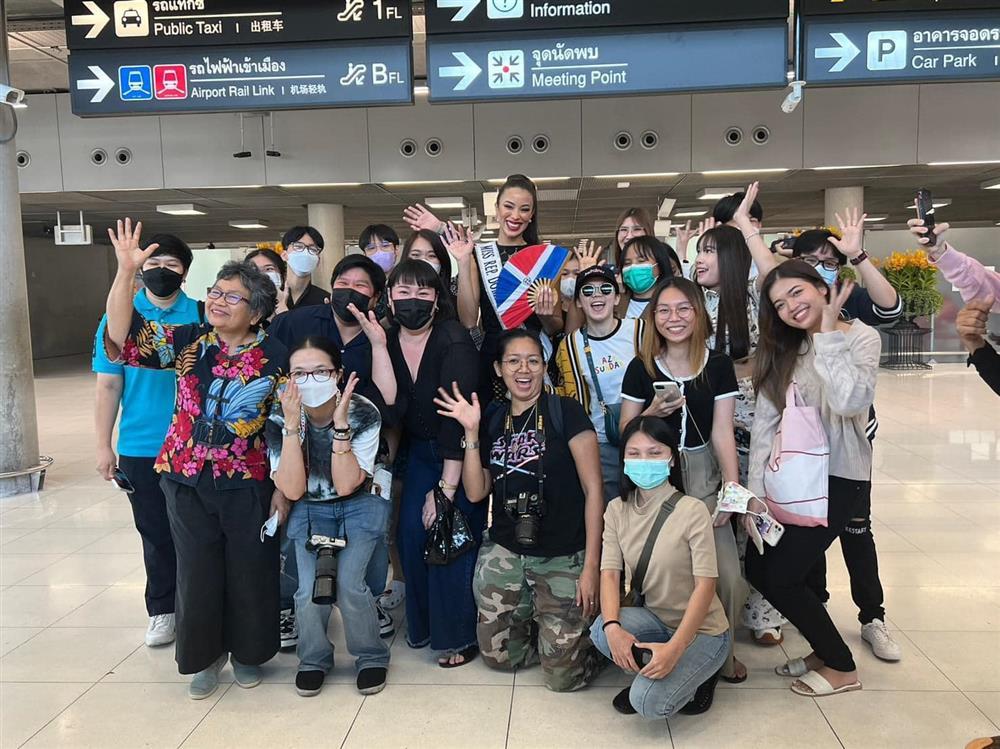 Miss Universe 2022 và Á hậu 2 lộng lẫy, Top 5 xuề xòa ở sân bay-4