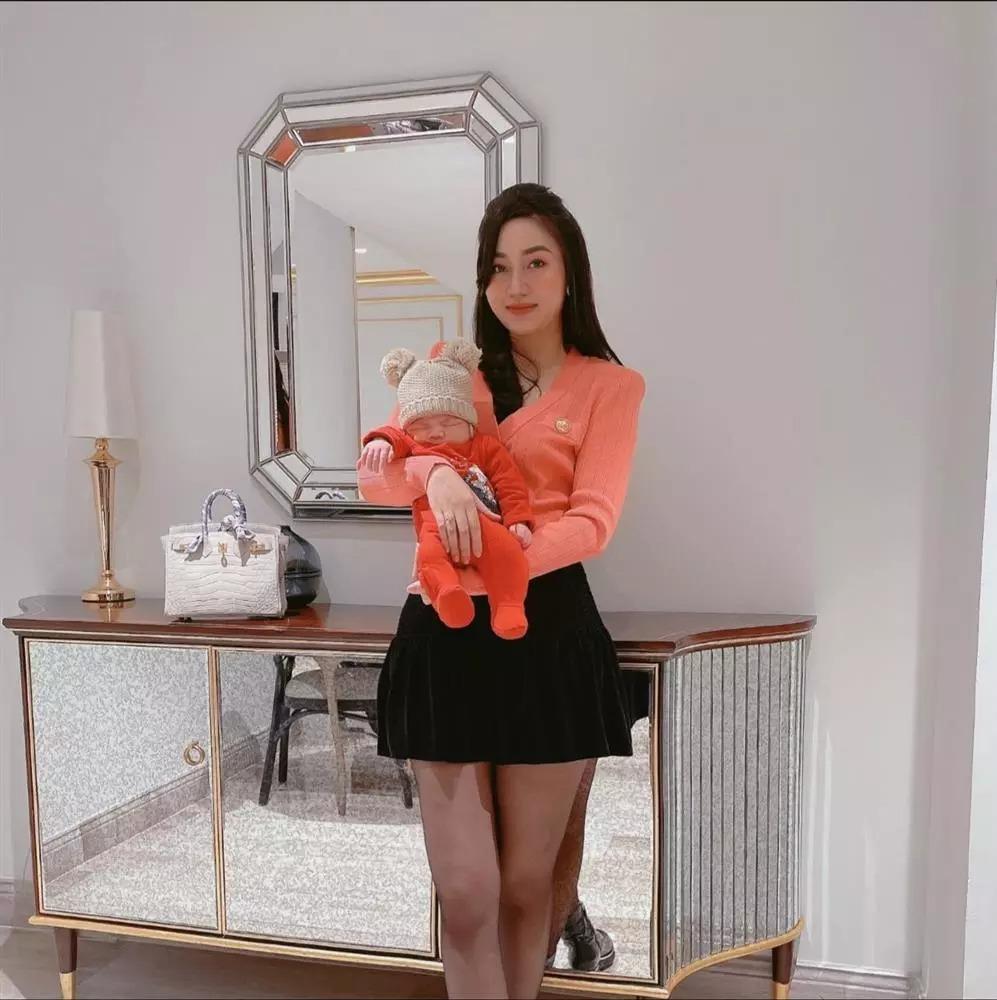 Ảnh cận mặt quý tử của Á hậu Ngô Trà My và chồng đại gia-2