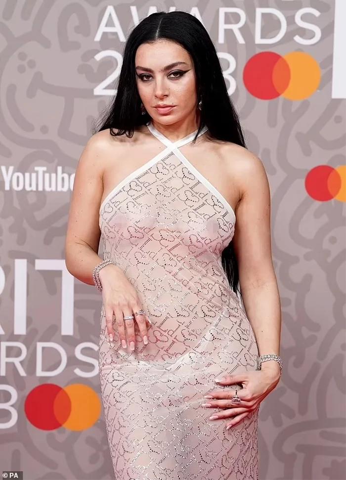 Top trang phục thảm họa nhất thảm đỏ Brit Awards 2023-4