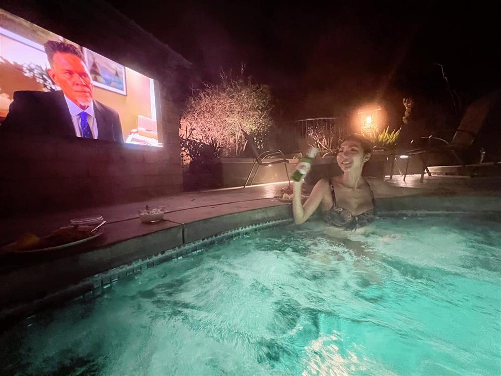 Showbiz Việt ngày 12/2: Ngọc Quyên tình tứ bên bạn trai Tây-1