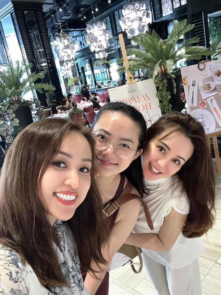 Showbiz Việt ngày 12/2: Ngọc Quyên tình tứ bên bạn trai Tây-11