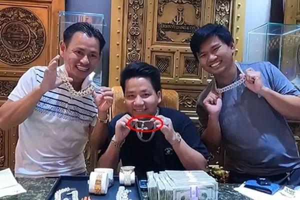 Khoa Pug cầm xấp tiền trả nhân viên, thu nhập cả năm lên 8 tỷ-5