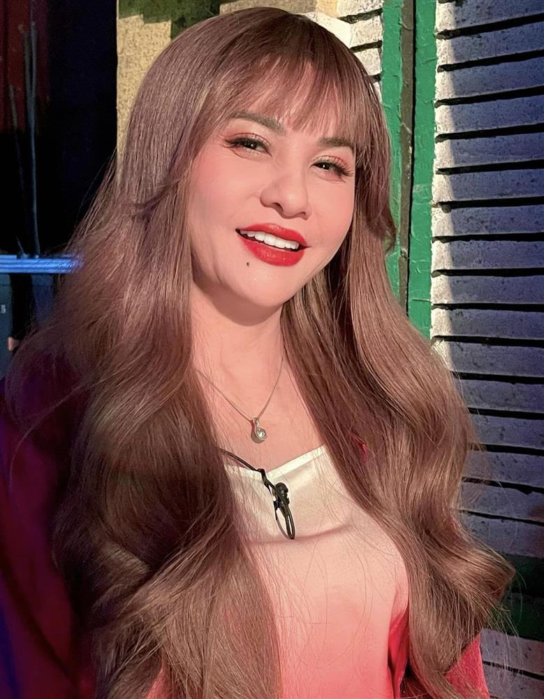 Cát Phượng lạ lẫm với diện mạo mới, tóc giả quá lợi hại-2