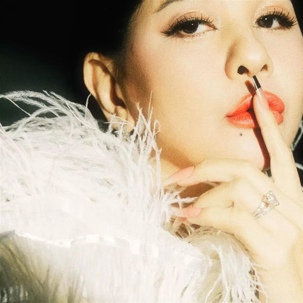 Cát Phượng lạ lẫm với diện mạo mới, tóc giả quá lợi hại-5