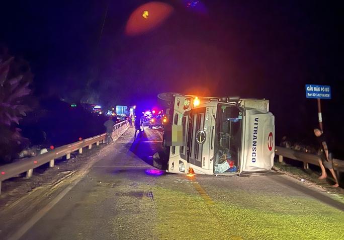 Xe tải lật đè bẹp xe con, gia đình 4 người thương vong-2