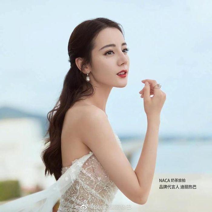 Địch Lệ Nhiệt Ba diện váy cưới giữa tin đồn mang thai với Hoàng Cảnh Du-4