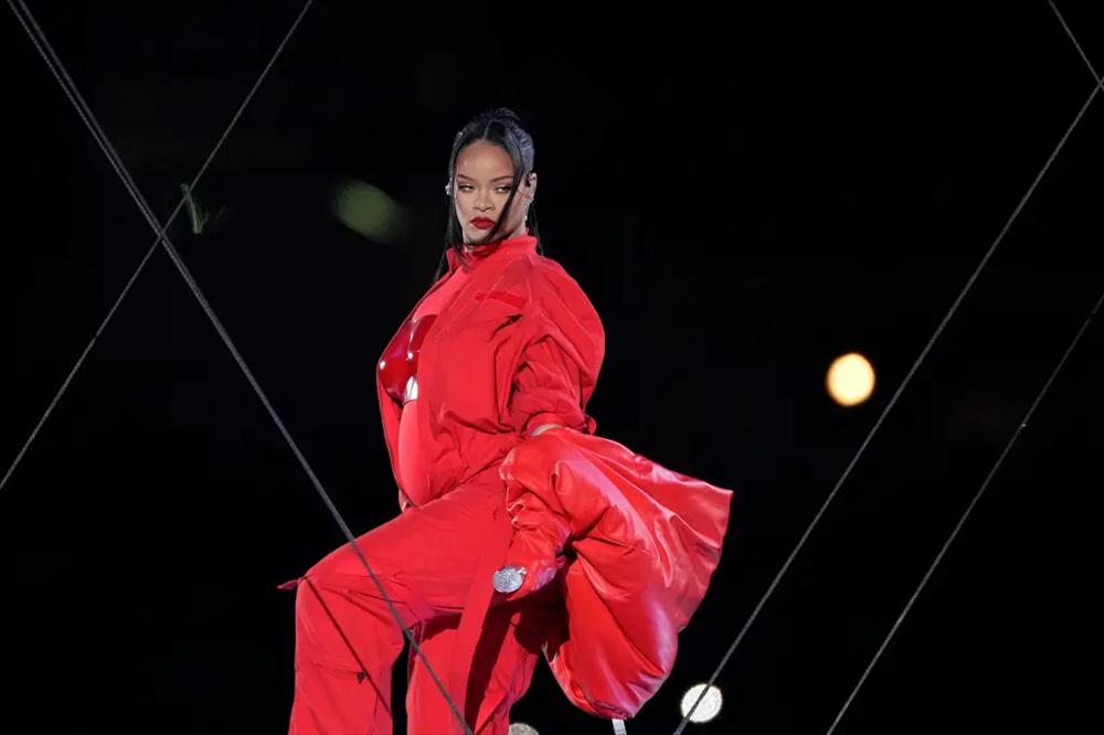 Rihanna báo tin mang bầu lần 2 ngay sau sân khấu Super Bowl-1