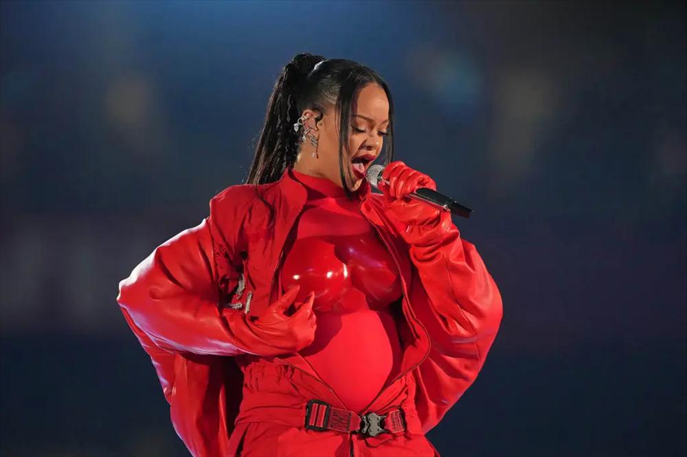 Rihanna báo tin mang bầu lần 2 ngay sau sân khấu Super Bowl-2