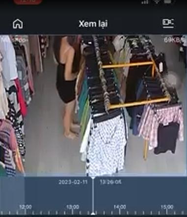 Đi dạo shop thời trang, cô gái hồn nhiên xả lũ ngay tại cửa hàng-1