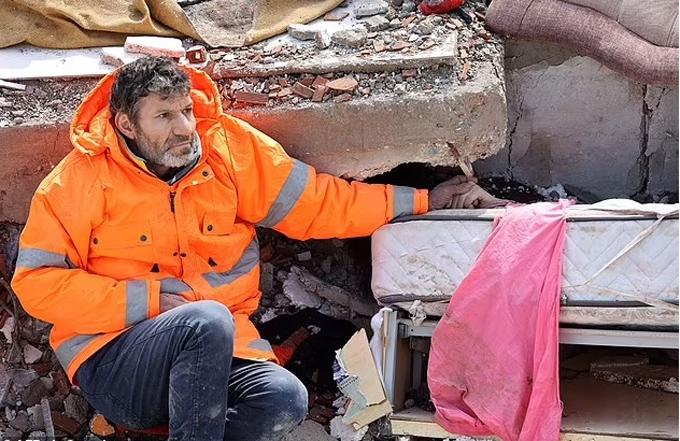 Nỗi đau người cha chỉ biết chết lặng nắm tay con dưới đống đổ nát-2