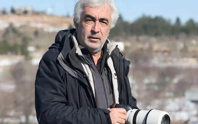 Nỗi đau người cha chỉ biết chết lặng nắm tay con dưới đống đổ nát-4