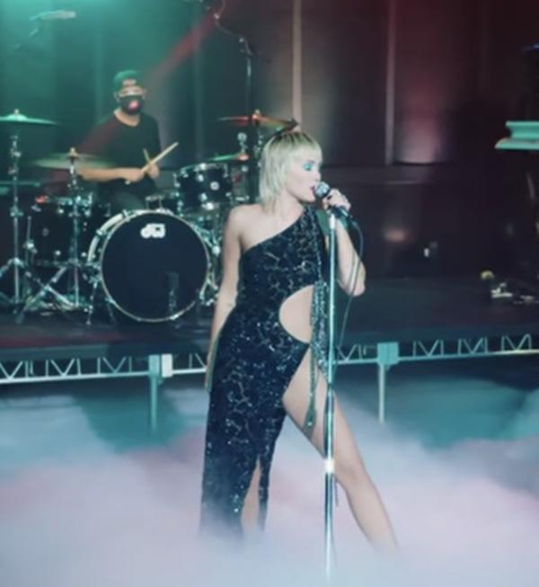 Adele và hàng loạt sao quốc tế đình đám chọn mặc đồ Công Trí-9