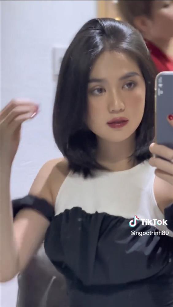 Bị chê thảm họa tóc giả, Ngọc Trinh cắt luôn tóc thật lại được khen-1