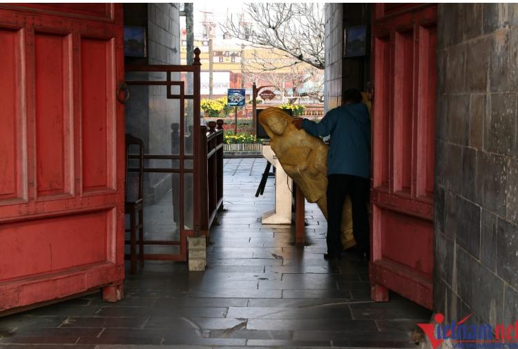 Du khách bất ngờ trước loạt bức tượng lạ ở cổng vào Đại nội Huế-3