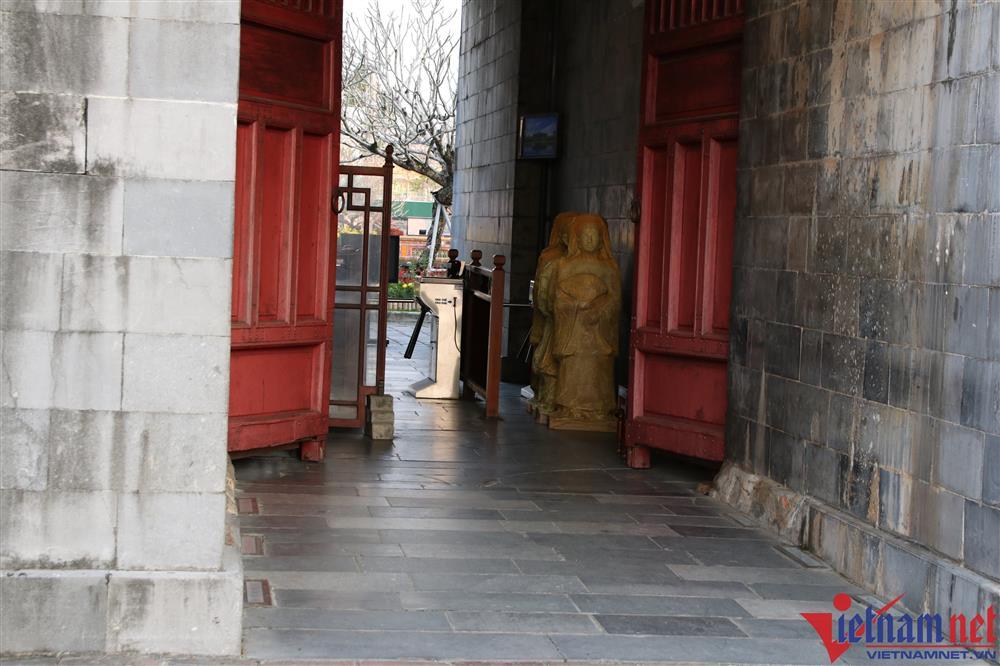 Du khách bất ngờ trước loạt bức tượng lạ ở cổng vào Đại nội Huế-4