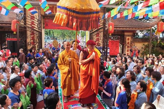 Đức Nhiếp Chính Vương Drukpa Thuksey Rinpoche giảng pháp ban gia trì