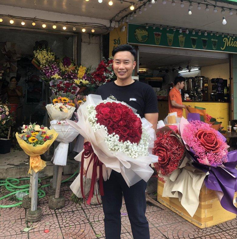 Sếp lớn VTV mua hoa siêu to tặng vợ đại gia dịp 14/2-1