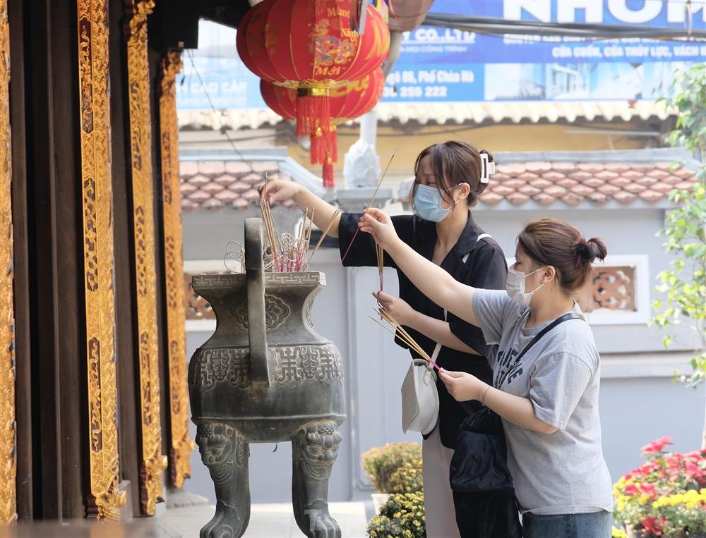 Dịch vụ sắp lễ cầu duyên Valentine đắt hàng tại ngôi chùa nổi tiếng-1