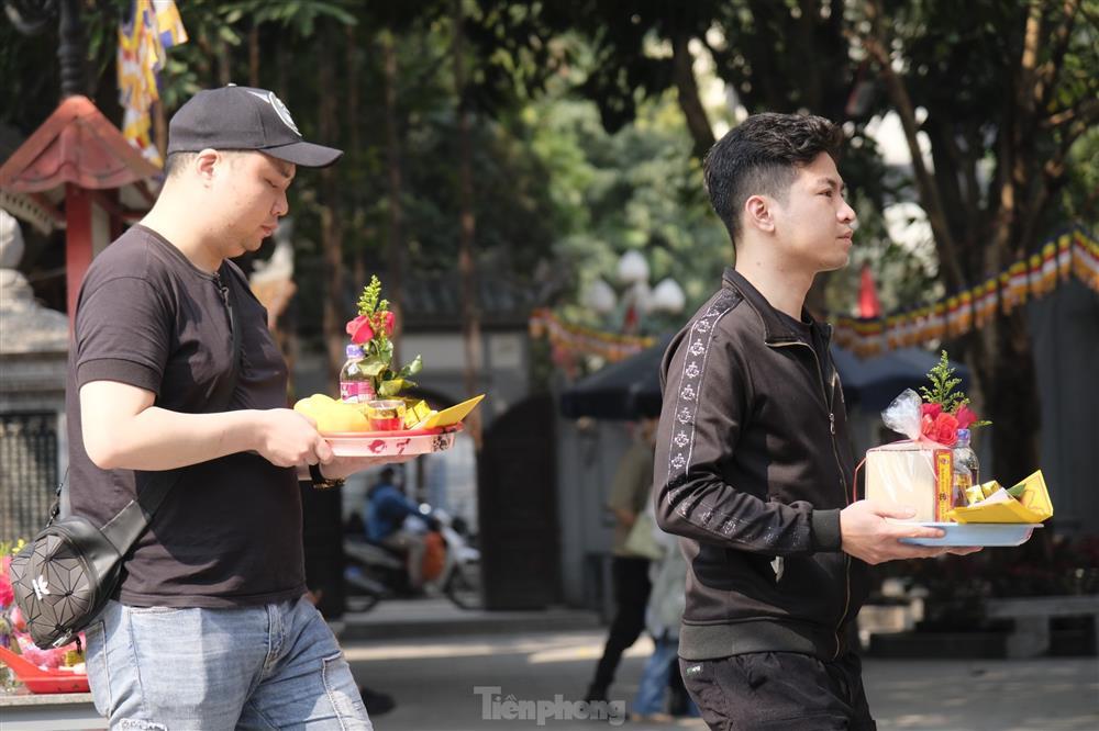 Dịch vụ sắp lễ cầu duyên Valentine đắt hàng tại ngôi chùa nổi tiếng-2