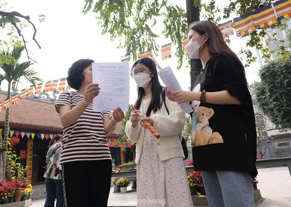 Dịch vụ sắp lễ cầu duyên Valentine đắt hàng tại ngôi chùa nổi tiếng-4